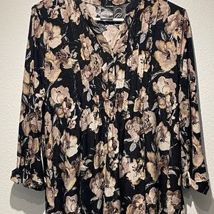 woman black floral top